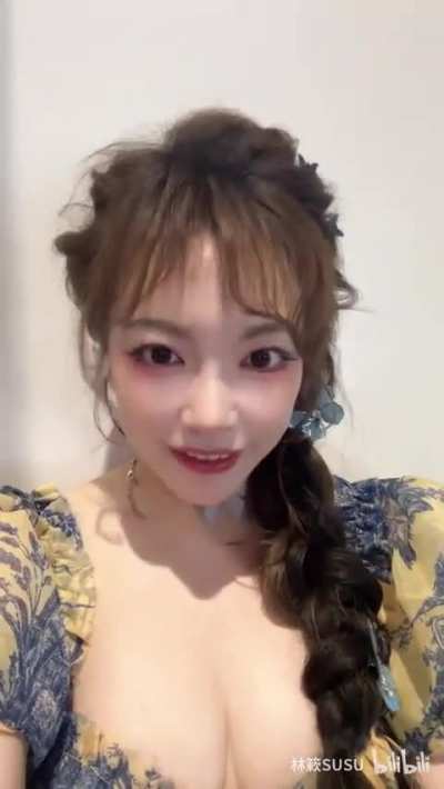 想趴在阿姨<wbr>的身上大快<wbr>朵颐地吸吮<wbr>大奶奶，再<wbr>一边驱动下<wbr>体频频进入<wbr>老屄。