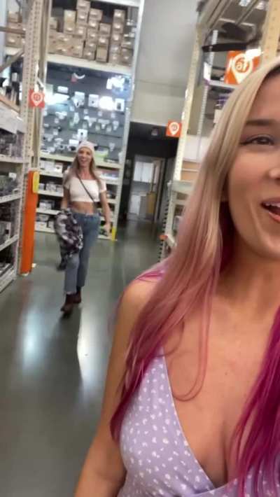 Get you a bestie who will flash anywhere & everywhere with you 💕 [GIF]