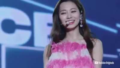 Tzuyu impromptu fun on stage