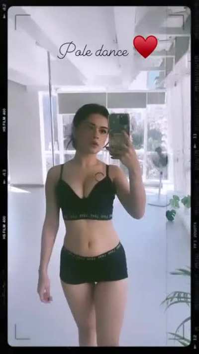 Avneet kaur flaunts her melons 🥵