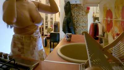 Thick booty all natural big tits hot housewife 1950&acute;s vibes in the kitchen shows her big ass and nice legs