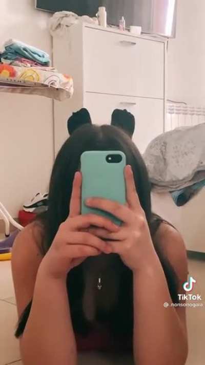 100upvote to make her change her pants