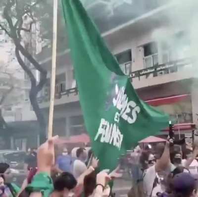 4 de cada 10 quilmeños no llega a cubrir la Canasta Básica, contando entre sus ingresos los $10 mil del IFE. Esta semana, el gobierno anunció q deja de pagarlo. Pero Mayra Mendoza, su intendente, baila en vez de trabajar. No seas Mayra Mendoza. No hay nad