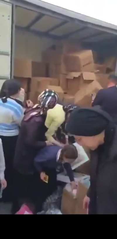 Israelis stealing/looting aid intended for Gaza