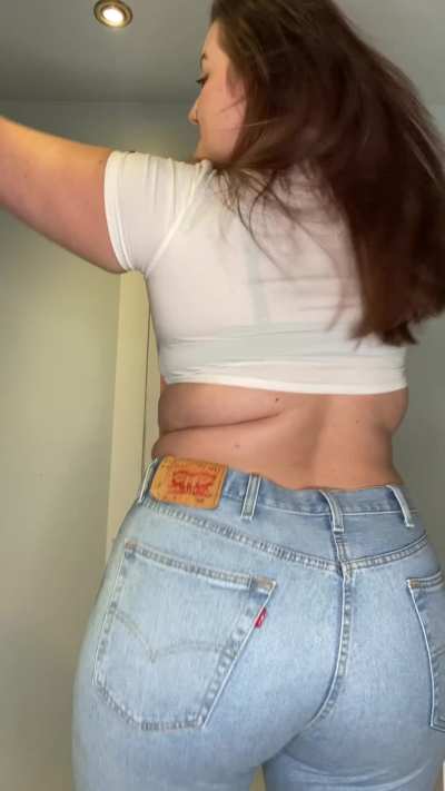 Levi&rsquo;s hugging every curve just right