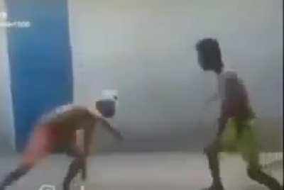 Croos e Akemi brigando pra ver quem ganha aumento