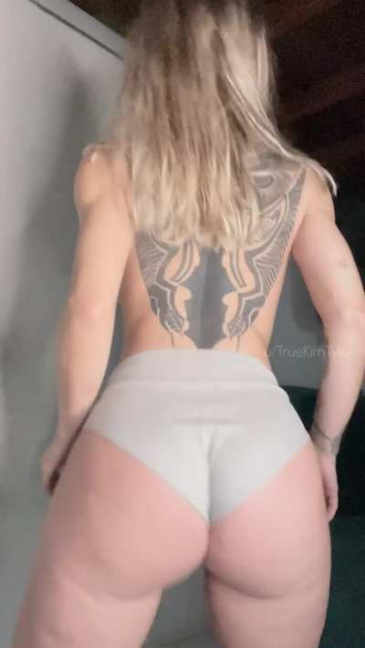 There's only one thing better than twerking and it's to twerk topless!