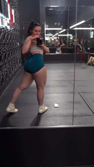 Wow! Kiri&rsquo;s glutes &amp; quads are INSANE!