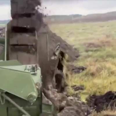 An engineering position regiment of Ukraine's Armed Forces uses an MDK-3 machine to install fortification equipment close to the frontlines The fortifications will protect 🇺🇦 troops and military equipment from Russian mortar &amp; artillery fire.