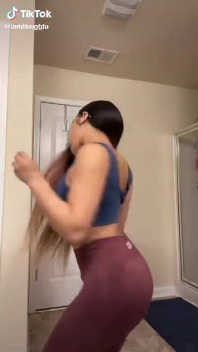 Shawty could look thick in any type of clothes 🍑😫