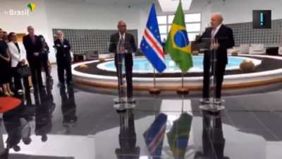 Lule, cometendo o que a imprensa chama de "gafe", mas que se fosse o Bolsonaro seria um esc&acirc;ndalo.