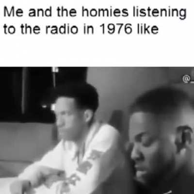 Los pibes escuchando la radio en 1976