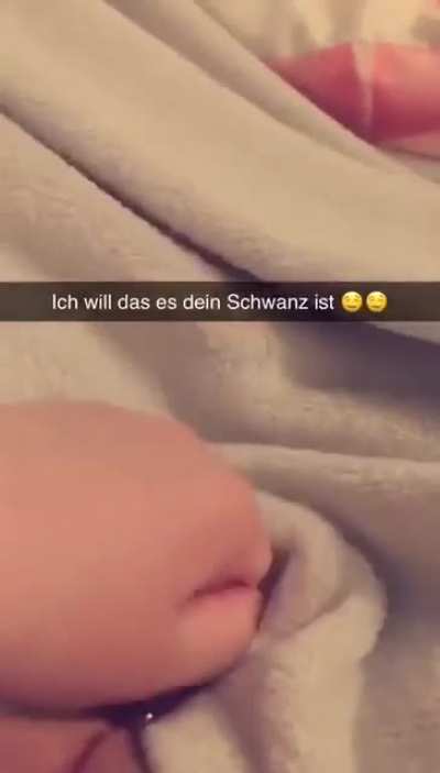 Geiles Mädchen steckts sich was rein