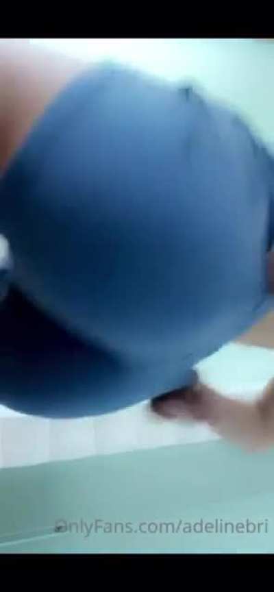 Twerking her booty be
