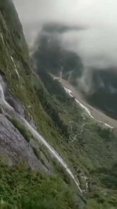 no harness no nothing just massive drop &amp;amp; a line to grab - shiva dhara,nepal.
