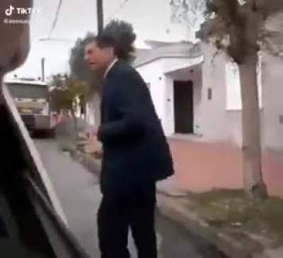 se enoj&oacute; el cura