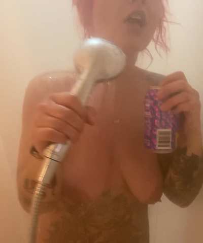 Sometimes you just gotta karaoke some TLC in the shower 🤷&zwj;♀️ This Logboat Giraffe is one of the best low cal beers I&rsquo;ve ever had 