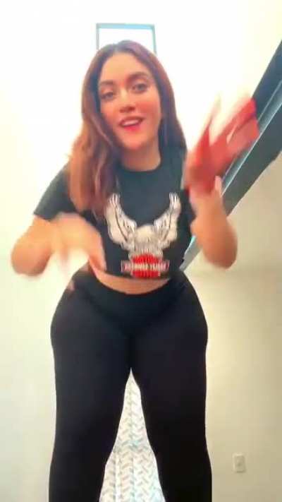 Huge thighs 🤤