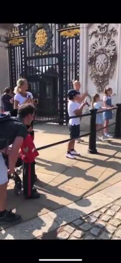 Queen&rsquo;s Guard being a bro meeting a 5 year old fan outside Buckingham Palace