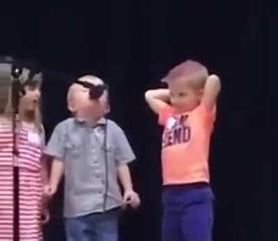Apparently the kid was supposed to sing &ldquo; twinkle twinkle little star &ldquo; but