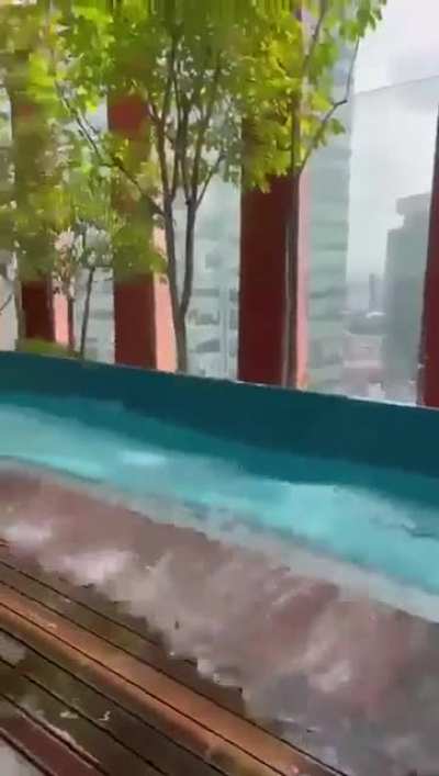 Alberca durante el sismo
