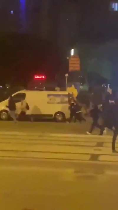 E na Turquia, que at&eacute; o Pikachu teve que correr da pol&iacute;cia?