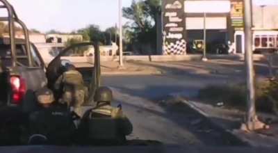 Mexican Army convoy being ambushed by CDN/Zeta cartel sicarios in Tamaulipas, Mexico