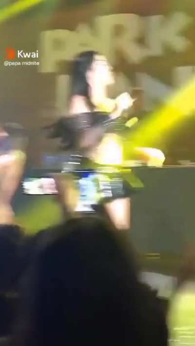 Bella Angel mal fez 18 anos e j&aacute; est&aacute; fazendo show semi nua