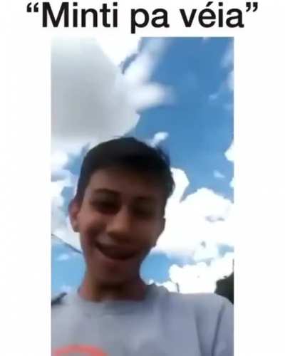 ele n&atilde;o esbo&ccedil;a tristeza em nenhum segundo