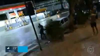 Mulher agride entregadores no Rio 