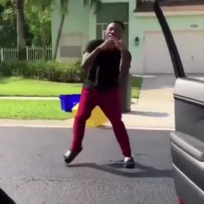Sei l&aacute;, deu vontade de colocar esse cara dan&ccedil;ando