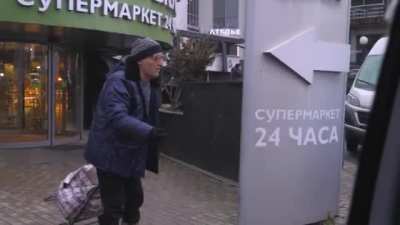 В Москве мужик устроил &laquo;социальный эксперимент&raquo; &mdash; переоделся в нищего деда и стал просить еду возле &laquo;Азбуки вкуса&raquo; на Рублёвке. За 3 часа ему удалось собрать 2700 рублей, также ему купили достаточно много еды. Мы запилили подборку самых &laquo;сострадающих&raquo; маж