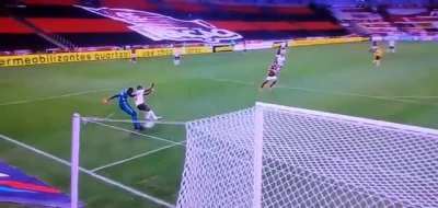 Agora que eu entendi esse lance, esse goleiro é bom heim, bahhh
