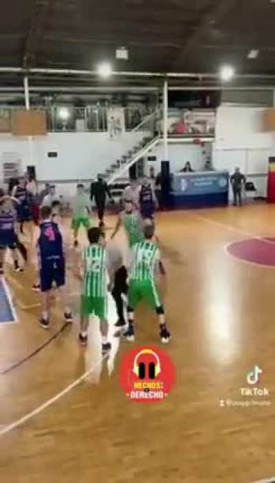 [La Plata] Un jugador de Gimnasia de Chivilcoy corrió al árbitro por toda la cancha por cobrar una falta