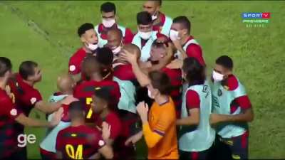 Paulo vitor vs Gabriel chapecó (goleiro da base) em lances idênticos