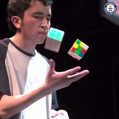 Colombian Angel Alvarado solves three Rubik&rsquo;s Cubes while juggling them