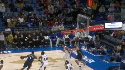 [Highlight] Zion Williamson's incredible soft touch around the rim
