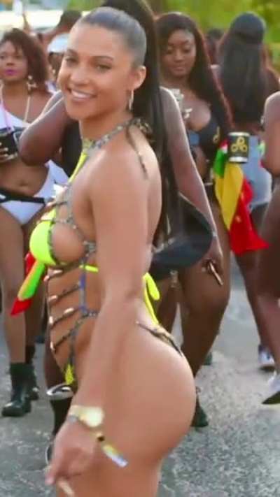 Grenada nice indeed 🔥 (@happilyjuju)