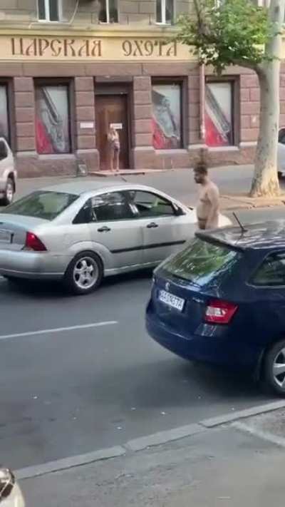 Голый пистолет