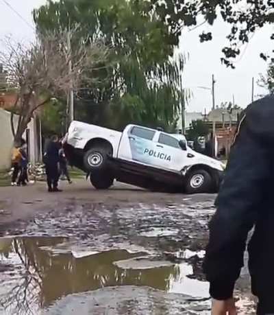 Yo creo que así no se estaciona un patrullero pero como no soy policia...