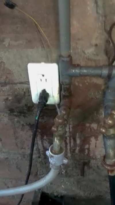 No soy electricista ni plomero, pero creo que esos dos no deber&iacute;an estar toc&aacute;ndose&hellip;