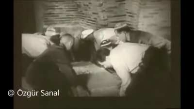 1941'de çekilmiş bu görüntülerde bilim ekibi Timur'un mezarını açıyor. İlk incelemeler burada yapılıyor sonra iskelet Moskova'ya götürülüyor. Ceset %80 sağlam durumda hatta ekipten biri Timur'un elini eline alıyor bu da bize cesedin mumyalandığını gösteri