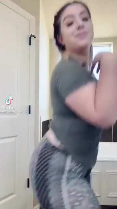 Damn The Ass So Big😱🤤<wbr>🍑