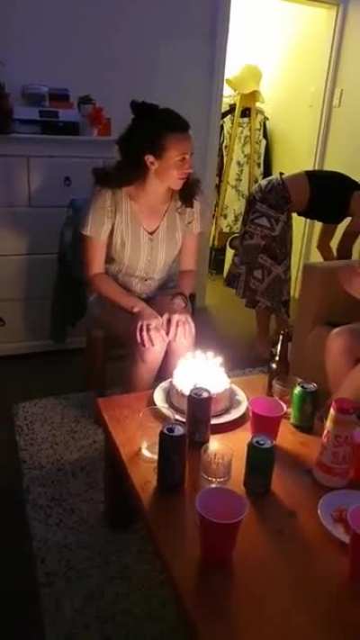 She punched that cake&rsquo;s lights out [xpost from r/oddlysatisfying]