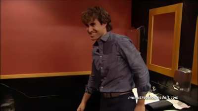 Vanesa Romero Squeezes a Man&rsquo;s Balls in La Que Se Avecina 7x7