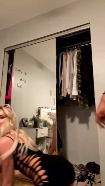 Her and her friend shaking ass🍑