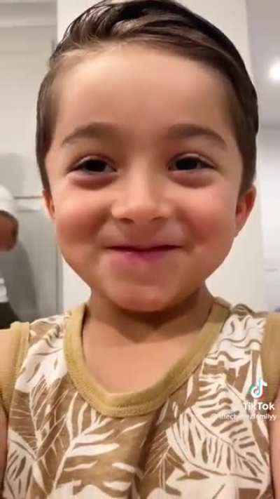 Mum gives her child her phone to record her dancing but she was actually recording the child&rsquo;s reaction