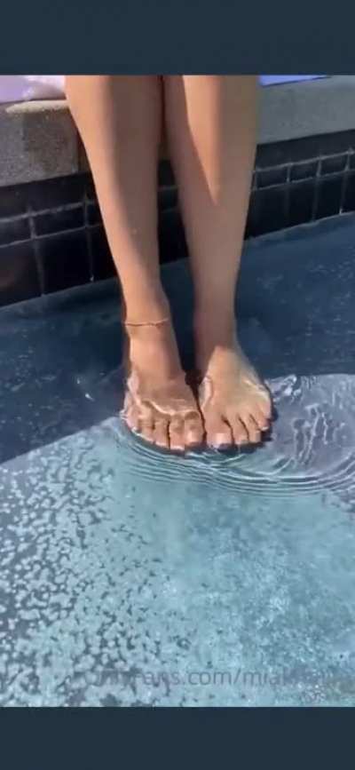 Mia Khalifa wet Feet &amp; Soles