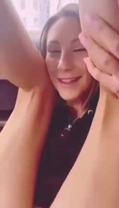 Die bestellt einfach McDonald w&auml;hren die sich fingert