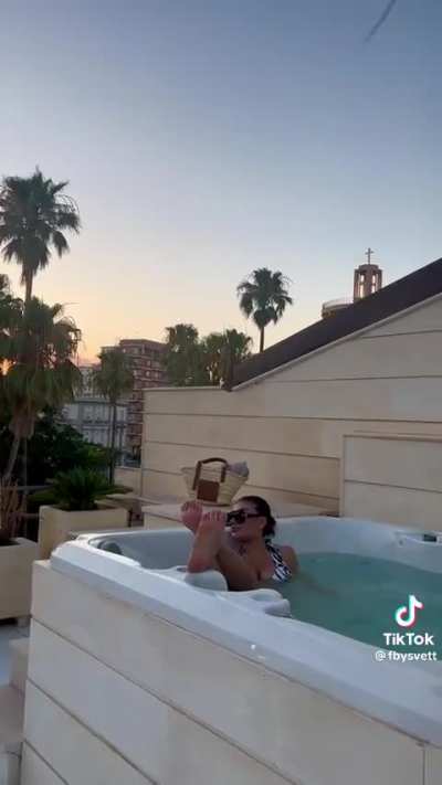 Beautiful hot tub soles!